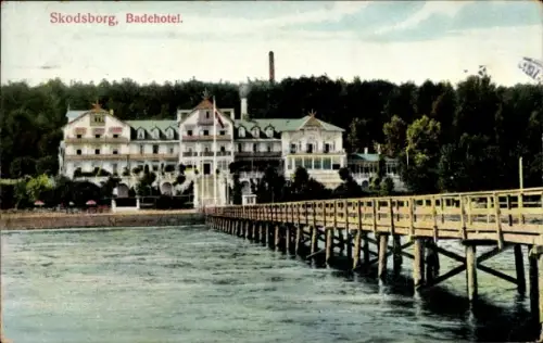 Ak Skodsborg Dänemark, Skodsborg Badehotel, Holzsteg, Wasser, Bäume,  Architektur