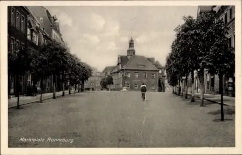 Ak Ronneburg in Thüringen, Marktplatz   Architektur, Bäume, Fahrradfahrer
