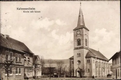 Ak Kaltennordheim in der Rhön, Kirche mit Schule