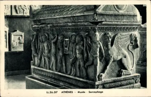 Ak Athen Griechenland, Sarkophag mit Reliefs, antike Figuren, Kunstwerk, Museum