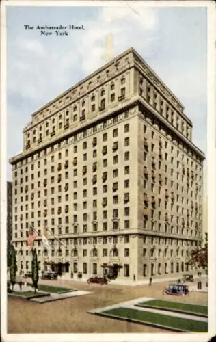 Ak New York City USA, Ambassador Hotel, Hochhaus, US Flaggen,  Architektur