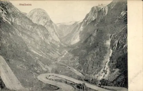 Ak Stalheim Norwegen,  beeindruckende Berglandschaft, kurvenreiche Straße, wunderschöne Aussicht