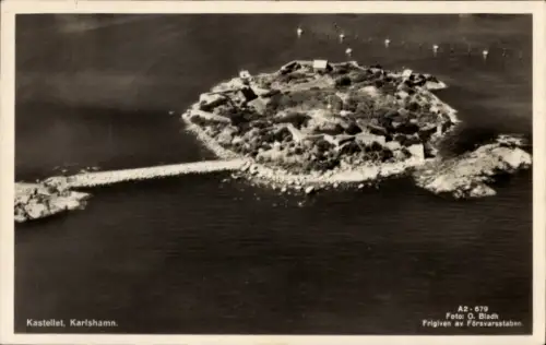 Ak Karlshamn Schweden, Kleine Insel, Festung, Wasser, Schiffe, Schwarz-Weiß-Foto