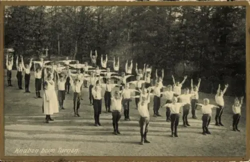 Ak Wittlich in der Eifel, Knaben beim Turnen, Kinder in Turnkleidung, Gruppenaktivität