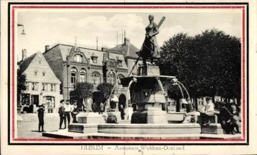 Ak Husum in Nordfriesland, HUSUM, Asmussen Woldsen-Denkmal, Brunnen,  Gebäude, Menschen