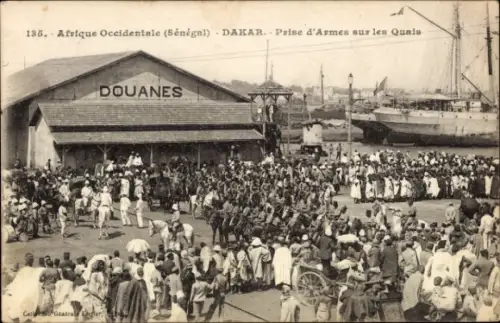 Ak Dakar Senegal,  Prise d'Armes, Douanes, Menschenmenge, Militär