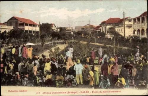 Ak Dakar Senegal, Menschenmenge, Gebäude, Garten, Platz du Gouvernement, Dakar