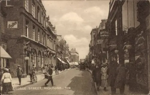 Ak Richmond upon Thames London England, George Street, Geschäfte, Menschen, Fahrräder, Straßensze