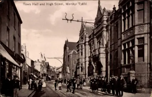 Ak Merthyr Tydfil Wales, Stadtansicht mit Rathaus, Hochstraße, Menschen auf der Straße