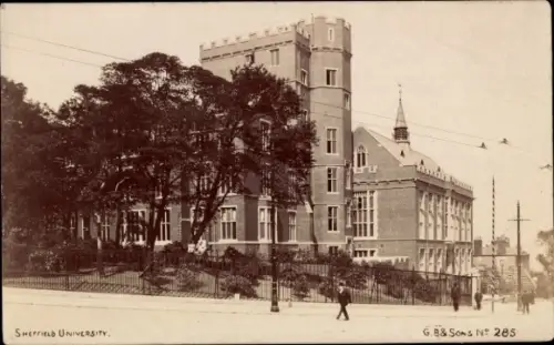 Ak Sheffield Yorkshire England, Sheffield University, Gebäude, Bäume, Straße, Fußgänger