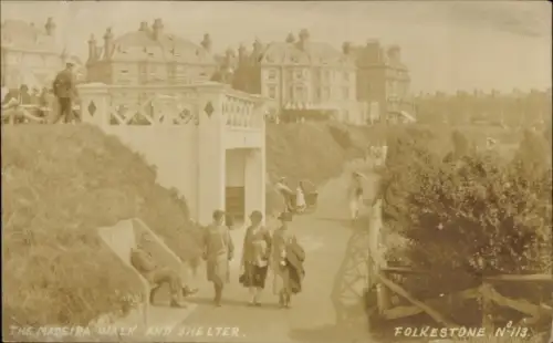 Ak Folkestone Kent England, The Madeira Walk and Shelter,  Spaziergänger, Gebäude