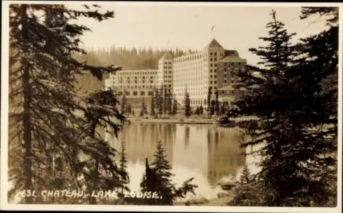Ak Lake Louise Alberta Kanada, Chateau  großes Hotel, umgeben von Bäumen und Wasser