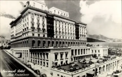 Ak San Francisco Kalifornien USA, Fairmont Hotel, große Gebäude, viele Menschen, Architektur
