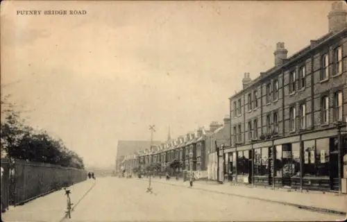 Ak Putney London England, PUTNEY BRIDGE ROAD, Straße mit Gebäuden, Geschäfte, Bäume