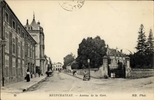 Ak Neufchâteau Lothringen Vosges, Avenue de la Gare, Straße, Bäume, Menschen, Gebäude