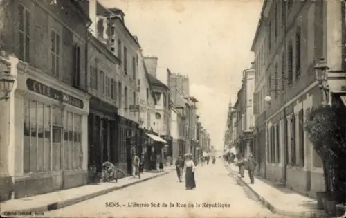 Ak Sens Yonne, Straße mit Häusern, Café, Menschen,  