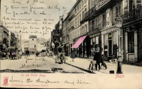 Ak Niort Deux Sèvres, Straße La rue Victor Hugo, Geschäfte, Menschen, Hund, 