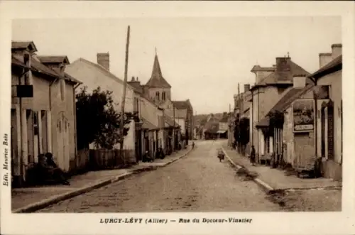 Ak Lurcy Levy Allier, Rue du Docteur Vinatier, eglise
