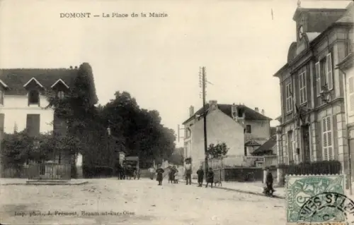 Ak Domont Val d'Oise, La Place de la Mairie, Straße, Bäume, Menschen, Pferd, Wagen