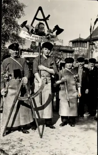 Foto Ak Berlin Köpenick Friedrichshagen, Handwerker aus dem Böttcher-Gewerbe mit Werkzeugen