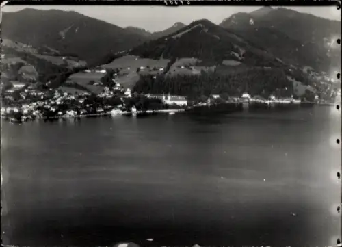 Ak Tegernsee in Oberbayern, Blick auf den  rechts davon ein bewaldetes Ufer, dahinter die Berge.