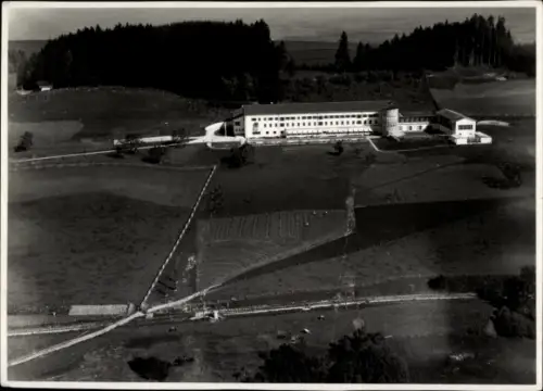 Ak Lindenberg im Allgäu Schwaben, Das Bild zeigt eine Luftaufnahme des ehemaligen Sanatoriums ...