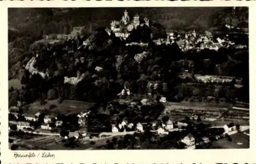 Ak Braunfels an der Lahn, Luftaufnahme von  Schloss, Wald, Häuser, Landschaft