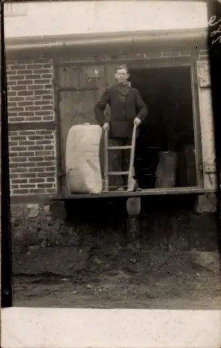 Foto Ak Mann mit Karre, Sack, Stall