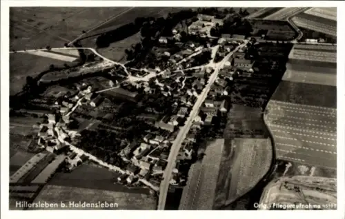 Ak Hillersleben bei Haldensleben, Luftaufnahme von  ländliche Umgebung, ruhige Dorfansicht, keine