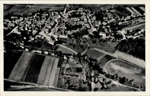 Ak Veilsdorf in Thüringen, Luftbild von  Thüringen, ländliche Umgebung, Häuseransicht