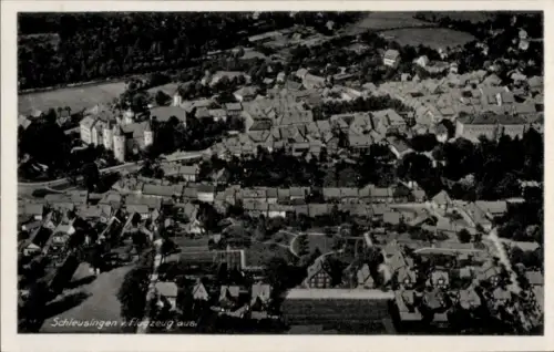 Ak Schleusingen in Thüringen, Luftaufnahme von  viele Häuser, Bäume, Hügel