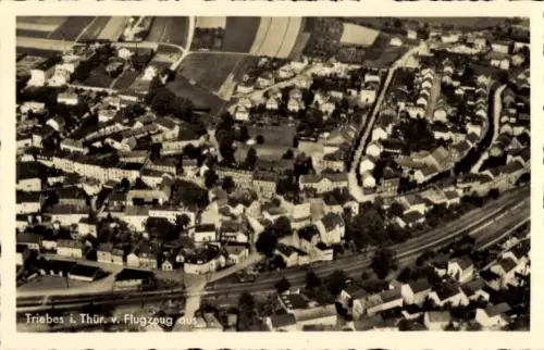 Ak Meuselwitz in Thüringen, Luftaufnahme von Triebes, Wohngebäude, Straßen, Felder