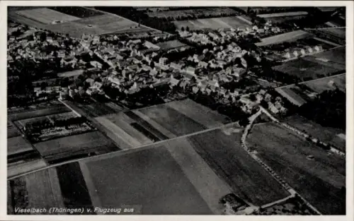 Ak Vieselbach Erfurt in Thüringen, Luftaufnahme von Vieselbach, Felder und Wohnhäuser