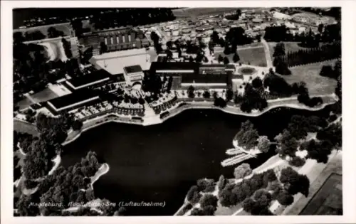 Ak Barleber See Magdeburg, Luftaufnahme, Adolf-Mittag-See,  Parkanlage, See mit Booten