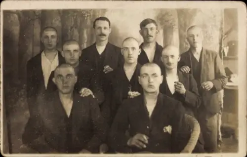 Foto Ak Düsseldorf, Militärische Überwachungsstelle, Männer-Gruppenfoto