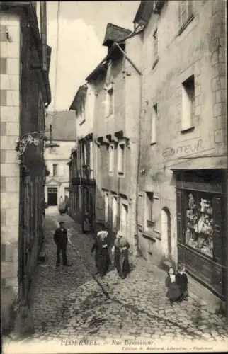 Ak Ploermel Morbihan, Altstadtgasse,  Gebäude, Fußgänger, Herren mit Hut, Frauen in Schwarz