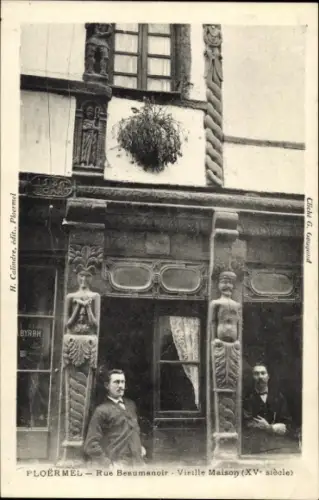 Ak Ploermel Morbihan, Altertümliches Haus, Rue Beaumanoir, Statuen, 15. Jahrhundert