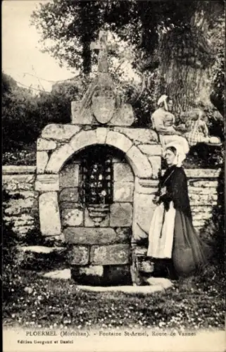 Ak Ploermel Morbihan, Brunnen Fontaine St-Armel, Route de Vannes, Frau in traditioneller Tracht