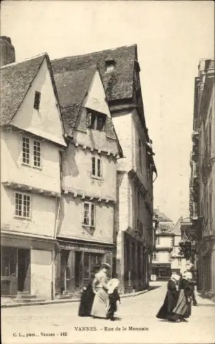 Ak Vannes Morbihan,  Rue de la Monnaie, alte Gebäude, Personen auf der Straße