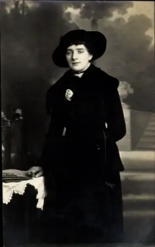 Foto Ak Frau in schwarzem Kleid, Porträt, Hut