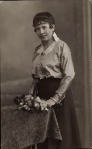 Foto Ak Frau-Porträt, Kleid, Frisur