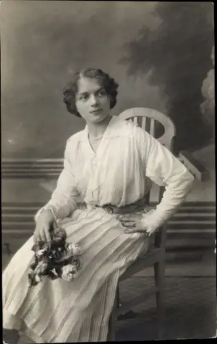 Foto Ak Frau-Porträt, Frisur, Rock, Bluse