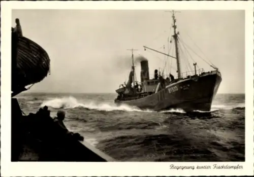 Ak Begegnung zweier Fischdampfer auf dem Meer, BX 510, Seeleute