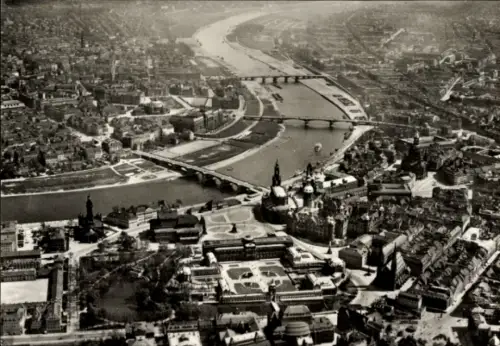 Ak Dresden Altstadt, Luftaufnahme von  Elbe, Brücken, s Gebäude