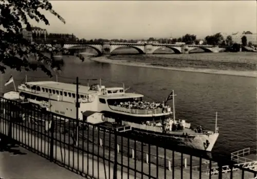 Ak Dresden, Weiße Flotte, Schiff Karl Marx auf der Elbe, Brücke