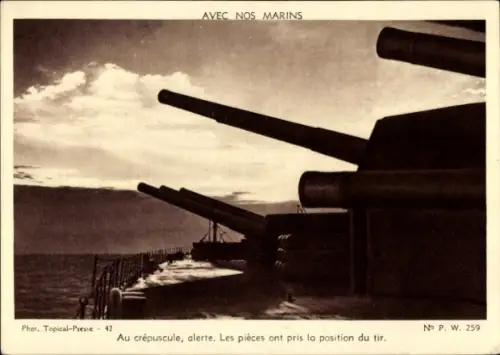 Ak Französische Marine, Kriegsschiff, Geschütze in Feuerstellung