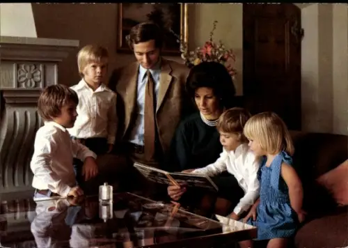 Ak Familie des Erbprinzen von Liechtenstein, Prinzen Alois, Maximilian, Hans Adam, Constantin