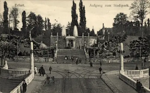 Ak Erfurt in Thüringen,  Aufgang zum Stadtpark, Brunnen, Bäume, Spaziergänger