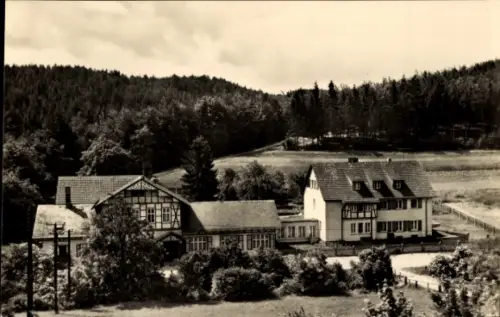Ak Ernstroda Friedrichroda im Thüringer Wald, FDGB-Erholungsheim „Otto Heller“,Umgebung mit Bäume