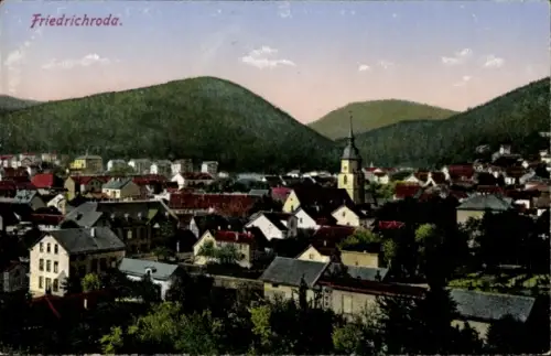 Ak Friedrichroda im Thüringer Wald, Panoramaansicht von  Berge im Hintergrund, Kirchengebäude